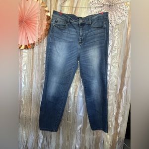 #35 Judy Blue 16w Relaxed Fit SUPER CUTE